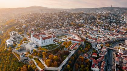 Foto colorida em ambiente externo, do Castelo de Bratislávia, na Eslováquia