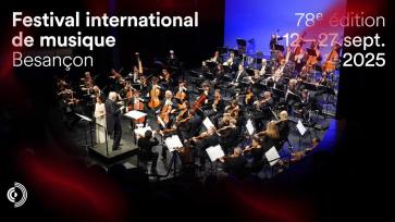 Foto com manchas avermelhadas de uma orquestra tocando em um palco com fundo azul. Ao redor, estão informações em francês do festival.