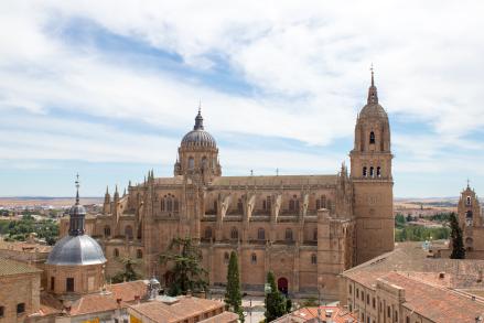 Foto colorida em ambiente externo, de uma igreja em Salamanca, na Espanha