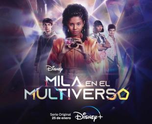 Pôster de divulgação da série Mila no Multiverso. Na imagem, quatro personagens adolescentes aparecem ao centro, em diferentes planos. Em primeiro plano está Laura Luz, uma jovem negra, que segura um pequeno objeto com as duas mãos, caracterizada como Mila; à direita, mais ao fundo, estão os atores Yuki Sugimoto e João Victor Gonçalves, que interpretam as personagens Juliana e Vinícius. À esquerda de Mila, em segundo plano, está Dani Flomin, cuja personagem na série é Pierre. No centro do cartaz, abaixo de Mila, estão o título do seriado, a logo do Disney+ e os dizeres: Série Original, 25 de Janeiro.