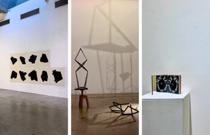 Montagem com três fotos de obras em cartaz na exposição. à esquerda, afixados em uma parede branca estão 9 folhas retangulares, em cada uma delas há um figura desenhada, na cor preta. Ao lado, um escultura em metal, que sob a luz, gera uma sombra de efeito semelhante. Na foto à direita, um livro aberto esta em cima de uma mesa de madeira. sob um fundo preto um texto branco em forma circula diz sou eu sem ser meu