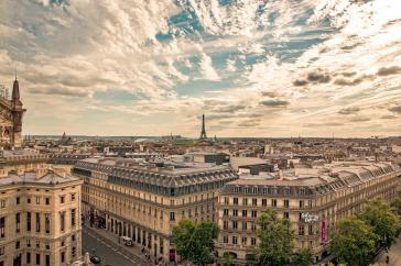 Foto colorida em ambiente externo, de uma vista superior de Paris durante o dia