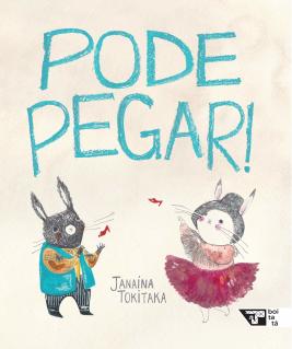 Capa do livro infantil Pode Pegar! (Boitatá). Na imagem, o título da obra está centralizado na parte de cima, em azul claro. À esquerda, no canto inferior, há o desenho de um coelho cinza, vestido com um colete azul sobre uma camisa amarela e usando calças listradas. Do lado direito, há um coelho branco usando chapéu cinza, blusa e saia em tons de rosa. Os coelhos estão jogando sapatos vermelhos um para o outro.