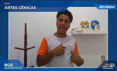 Print de tela da transmissão mostra um rapaz negro, de cabelos crespos e curtos, apresentando o curso de Artes Cênicas. Ele usa uma camiseta da USP. Ao redor da imagem dele há uma moldura azul com informações sobre o evento.