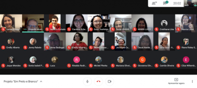Imagem da reunião virtual. Cerca de 15 pessoas, em sua maioria mulheres, estão com as câmeras ligadas e sorrindo. Cerca de 10 câmeras estão desligadas, mostrando apenas o ícone dos participantes.