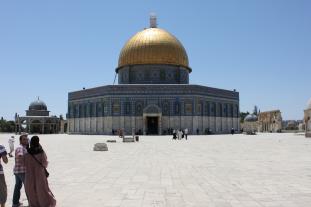 Cúpula da Rocha, mesquita em Jerusalém com domo dourado, sob céu limpo