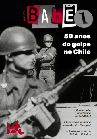 Capa da revista Babel. Em destaque, ocupando toda a imagem, a foto preto e branco de um jovem soldado que empunha um fuzil. Atrás dele, outro soldado está em pé e de braços cruzados. No topo, os dizeres Revista Babel, em letras pretas e brancas que simulam letras recortadas de jornais e revistas. Logo abaixo, os dizeres 50 anos do golpe no Chile, em letras brancas. Na parte inferior, em letras pretas e pequenas, os dizeres “cooperação acadêmica no Sul Global”, “a relação econômica entre Brasil e Paraguai”, “América Latina de Bolaño a Bolaños”.  No canto inferior esquerdo, o logo da revista Babel, formado por semi-círculos e três quartos de círculos vermelhos.