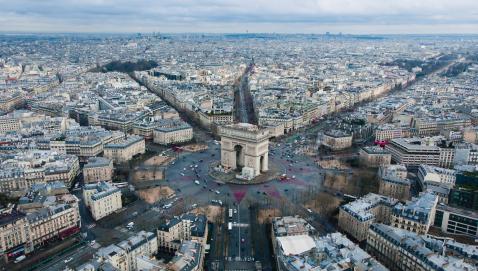 Foto colorida em ambiente externo, do arco do triunfo na França