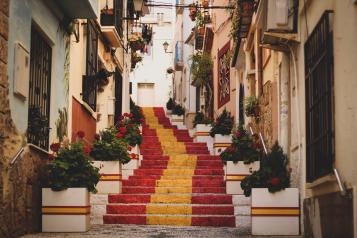 Foto colorida em ambiente externo, de um famoso ponto turístico em Calpe, na Espanha