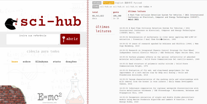 Captura de tela da página inicial do site Sci-Hub. A página é dividida verticalmente ao meio. À esquerda está a logo do site - um corvo segurando uma chave. Também há uma caixa de pesquisa e links para mais informações sobre o site e sua criadora e para doações. Na parte da direita, há a opção de mudar de idioma, a quantidade de arquivos do site e links para as últimas leituras acessadas pelo usuário.