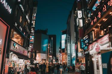 Foto colorida em ambiente externo, do centro urbano de Seoul, na Coréia do Sul.