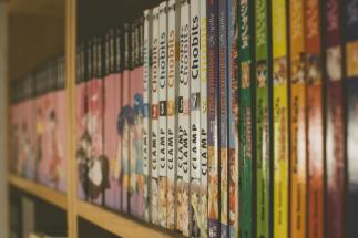 Prateleira de estante com várias revistas de mangá enfileiradas