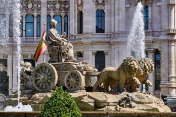 Visão lateral da estátua da Deusa Cibeles em um carro, sendo puxado por 2 leões, em Madri