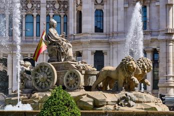 Visão lateral da estátua da Deusa Cibeles em um carro, sendo puxado por 2 leões, em Madri