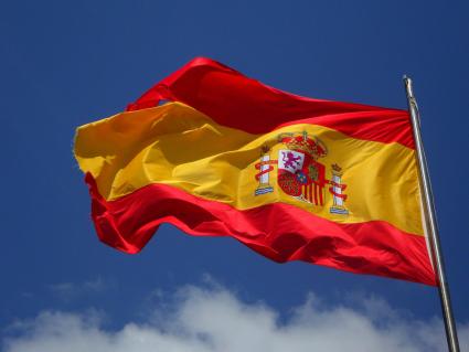 Foto colorida em ambiente externo, da bandeira da Espanha