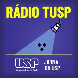 Arte digital do programa Rádio Tusp. No centro da imagem, a ilustração de um facho de luz projetado por um refletor sobre um palco. Na parte superior, os dizeres Rádio Tusp em letras maiúsculas amarelas. Na parte inferior, os logotipos da USP e do Jornal da USP