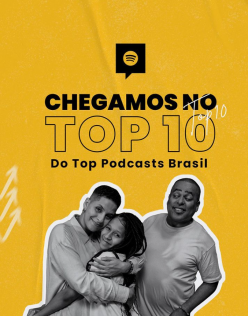 Arte digital com fundo amarelo e o texto “Chegamos no top 10 do Top Podcasts Brasil” em preto. Há uma foto em preto e branco de uma mulher abraçando uma menina e um homem olhando para as duas. Todos são negros e sorriem. A adulta tem seu cabelo bem curto, usa uma camisa e brincos. A menina veste uma camiseta e usa tranças longas. O homem é careca e também veste uma camiseta. 