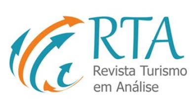 Arte digital da revista. Na metade à esquerda da imagem, há o símbolo da revista, duas setas laranjas e três setas azuis de tamanhos diferentes que formam uma esfera. Na metade do lado direito, há o texto “RTA” em caixa alta e no mesmo tom de azul das setas. Logo abaixo há o texto em cinza “Revista Turismo em Análise”.