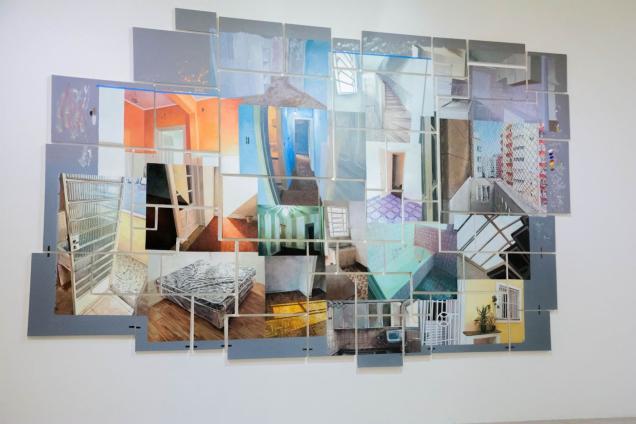 Foto de painel composto por diversos quadros unidos como em um mosaico, formando fotos de vários interiores de casas. À esquerda, há uma porta de vidro de pé em uma sala, no centro há um corredor com paredes azuis, à direita há a estrutura de um telhado com o céu ao fundo e a fachada de um prédio.