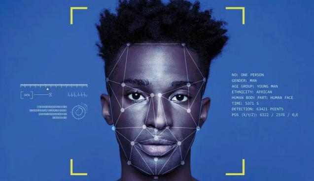 Pessoa negra com símbolos de tecnologia e programação indicando uma leitura do seu rosto