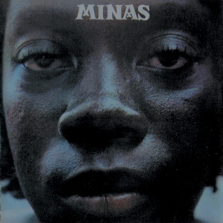 Imagem da capa do álbum Minas, de Milton Nascimento. A capa é uma foto em primeiríssimo plano de Milton Nascimento, com um filtro azulado. Ele olha para a câmera. Na parte de cima, perto das sobrancelhas do artista, lê-se Minas em letras de cor clara.