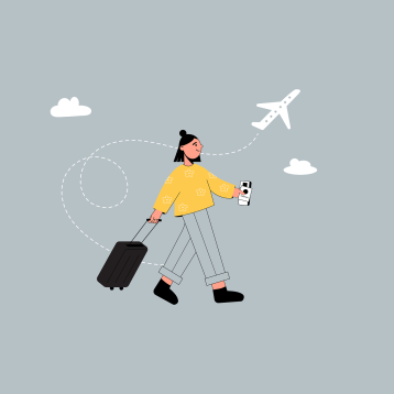 Ilustração de uma pessoa que caminha puxando uma mala preta de rodinhas e segurando um passaporte e um bilhete de viagem. Ela usa uma blusa amarela com estampas de flores, calça cinza e botas pretas e tem cabelos pretos na altura da nuca e com um coque no alto da cabeça. Atrás dela, um avião branco faz uma linha sinuosa e tracejada entre duas nuvens brancas. O fundo é cinza.