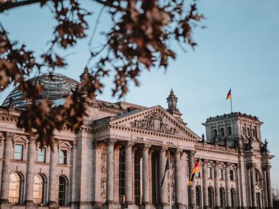 Foto colorida em ambiente externo, de um ponto turístico da Alemanha, o prédio Dem Deutschen Volke.