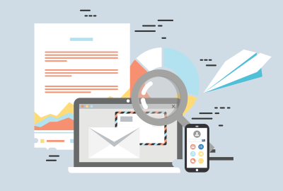 Ilustração em fundo cinza claro de uma composição com vários elementos que simbolizam comunicação digital e análise de dados, com a tela de um laptop no centro, mostrando um envelope branco e o verso de um envelope postal estilizado, uma lupa cinza está parcialmente na frente do laptop e um celular ao lado, com uma interface com avatar e ícones coloridos.  Atrás do notebook há a ilustração de um documento de texto com linhas em laranja e um gráfico em camadas coloridas abaixo, um gráfico de pizza ao lado e 
