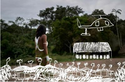 Foto de mulher indígena quase de costas em um campo aberto com floresta ao fundo e o céu nublado. Ela tem cabelos escuros e lisos de comprimento médio, usa tiras de tecido brancas cobrindo parte das costas, dos seios, punhos e o braço. Sobrepondo-se à parte de baixo dessa imagem, há desenhos em branco de estruturas em meio a árvores e, do lado direito,  um helicóptero acima de  uma construção maior. 
