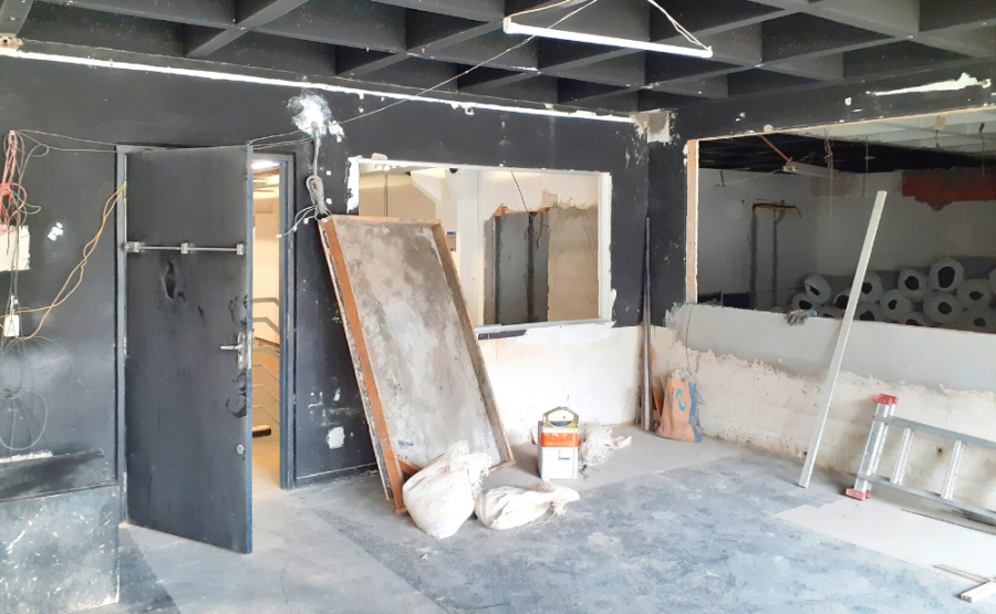 Área interna do estúdio de TV em reforma