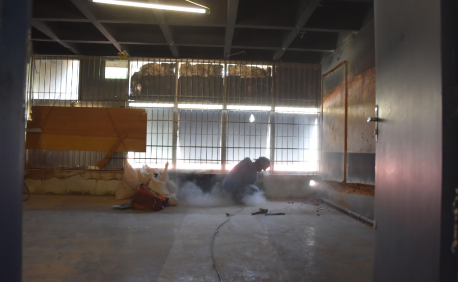 Trabalhador em reforma do estúdio de TV