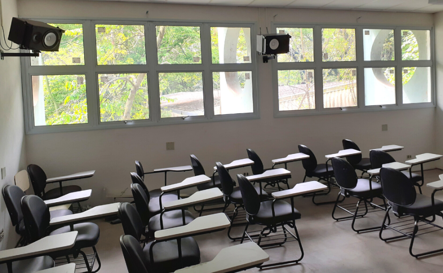 Janelas acústica em sala de aula do Departamento