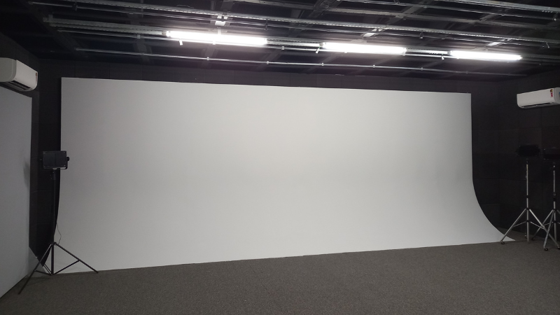 Detalhe do fundo infinito, na cor branca, no estúdio do CJE - abril de 2022