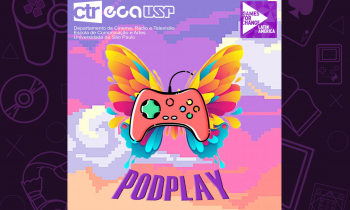 Ilustração da capa do podcast PodPlay. A imagem central é de um controle de Xbox vermelho, com botões nas cores verde, amarelo, azul, laranja, cinza e vermelho. Atrás do controle, a imagem de uma borboleta é feita com formas que lembram respingos de tinta. As cores dela são laranja, amarelo, rosa escuro e azul. Ao fundo, há a ilustração em pixels de um céu com nuvens. As cores são branco, cinza, roxo, violeta, rosa, amarelo e laranja. Na partes superior, há os símbolos das instituições envolvidas no projeto