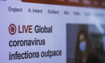 Foto de uma tela mostrando o site da BBC News, com o texto "LIve - Global coronavirus infections outpace Chine cases."