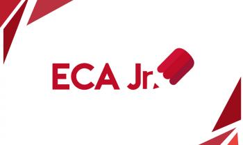 Arte com o logo da ECA Jr., em letras vermelhas sobre fundo branco. No superior esquerdo e no canto inferior direito há triângulos vermelhos de diversos tamanhos.