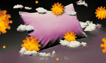 Montagem de foto e ilustração: um travesseiro, na cor rosa, está envolto de nuvens brancas e próximo a essas nuvens, desenhos de três virus, na cor laranja. A cor de fundo é um degrade de preto, na parte superior, e cinza, na parte inferior.
