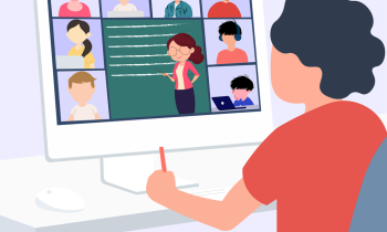 Ilustração digital de menino utilizando um computador para assistir às aulas a distância. O menino usa uma camiseta vermelha e segura um lápis da mesma cor. Na tela do computador, há uma professora escrevendo em uma lousa e a imagem de outros estudantes.