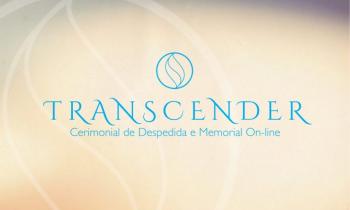 Arte digital com os textos “Transcender” e “Cerimonial de Despedida e Memorial On-line” em letras azuis. Acima deles, também em azul, está o logo do projeto, que é um círculo com três traços curvos dentro dele, formando a ilustração estilizada de uma chama. No fundo, que tem tons claros de laranja, cinza e roxo em degradê, esse logo aparece novamente, mas na cor branca.