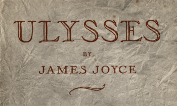 Arte digital composta pelo texto “Ulysses by James Joyce” na cor marrom. O título da obra está em  letras maiúsculas e mais rebuscadas.  O fundo é  um papel desgastado; ele está escurecido, tem marcas de amassado e algumas manchas amareladas