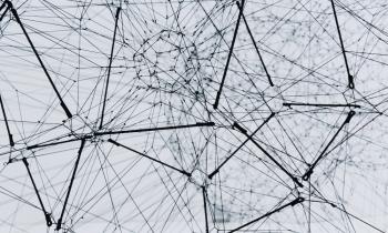 Cabos de metal na cor preta entrelaçados formando redes de conexões, fundo é branco