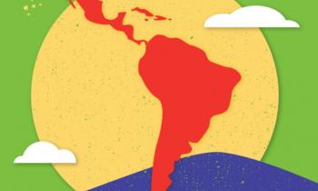 Ilustração de mapa da América Latina em vermelho. Ao fundo há um círculo amarelo, um terreno elevado em azul, duas nuvens brancas posicionadas em volta do continente e um fundo verde.