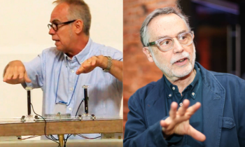 Composição de imagem com duas fotos. À esquerda, Gilberto Prado, um homem branco, idoso, de óculos com armação preta, cabelos lisos curtos grisalhos. Ele usa  camisa azul clara com mangas curtas e fala olhando para o lado  com as duas mãos erguidas sobre o aparelho que está a frente dele.  O aparelho possui dois bastões pretos em paralelo com fios ligados. À direita está Ismail Xavier, um homem branco, idoso, de barba branca, olhos castanhos, com óculos arredondados de armação transparente na frente e haste