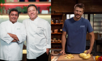 Montagem com duas fotos. À esquerda, dois homens estão sorrindo e olhando para a câmera, ambos vestem uniformes de chefs da gastronomia. Atrás deles, é possível ver detalhes de uma cozinha bem equipada e moderna. À direita, um homem também olha para a câmera e sorri. Ele veste uma camiseta azul e segura uma faca e uma batata. O ambiente é escuro e intimista, os armários e as janelas ao fundo são de madeira.