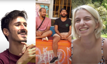 Montagem com três fotos verticais. A primeira, à esquerda,  mostra um homem branco entre 20 e 30 anos, de cavanhaque e cabelos curtos e castanhos, vestindo uma camiseta vinho e sorrindo. Na foto do meio, dois homens negros de pele clara e  barba estão sentados em cima de um freezer  laranja. O homem à esquerda tem o cabelo raspado e veste uma camiseta rosa e tênis amarelos. Já o da direita, veste uma camiseta, sapatos e touca pretos e bermuda bege. A terceira foto, à direita, mostra uma mulher branca, entre