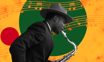 Arte digital. Em primeiro plano, a foto em preto e branco de um homem negro tocando saxofone. Ele usa chapéu e terno escuro. O segundo plano é composto por ilustrações de um círculo verde e uma forma vermelha de contornos arredondados sobre um fundo amarelo. Sobre a forma circular verde, linhas onduladas simulam a pauta de uma partitura com notações musicais amarelas. 