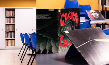 Foto de capas de discos em vinil dispostas sobre uma mesa. No canto inferior direito, parte de uma capa mostra, sobre um fundo preto, a imagem de um feixe colorido que sai de um prisma triangular. Ao centro, uma capa de fundo preto com destaque para um olho cercado de detalhes verdes e escamas e dos dizeres, em vermelho, Clara Crocodilo. Ao fundo, cadeiras plásticas azuis, um armário branco e uma parede amarela.