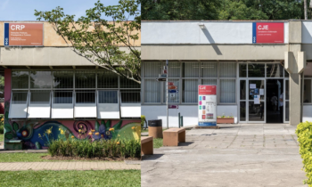 Montagem com duas fotografias de fachada de prédios. À esquerda, o Departamento de Relações Públicas, Propaganda e Turismo. No alto, há uma placa laranja escrito CRP e, abaixo, janelas de vidro e uma parede com grafite. À frente um caminho de bloquetes, grama e plantas.  À direita, a fachada do Departamento de Jornalismo e Editoração. No alto, há uma placa vermelha escrito CJE e, abaixo, uma porta e janelas de vidro. À frente do prédio há um totem de informações, uma cesta de lixo e bancos. 