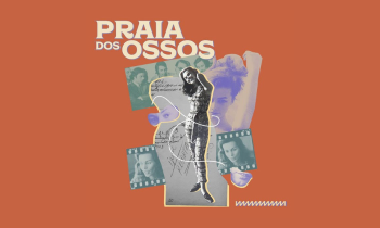 Arte digital composta por uma colagem de imagens em fundo laranja. No centro, o recorte da foto de uma mulher branca de cabelos lisos e tamanho médio. Ela está em pé, sorri e tem um dos braços atrás da cabeça, usa um macacão justo estampado com um cinto e sapatos fechados. Uma linha branca passa em volta dessa foto e, atrás dela, recortes de outras fotos dela, filmes fotográficos e um documento manuscrito. No canto inferior, o logo da Rádio Novelo, uma linha em zig zag. No topo, o texto Praia dos Ossos.