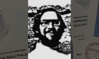 Foto montagem em preto e branco de um homem branco de cabelos lisos e barba escura. Ele usa óculos de armação escura e quadrada. Atrás dele, recortes de diplomas da USP